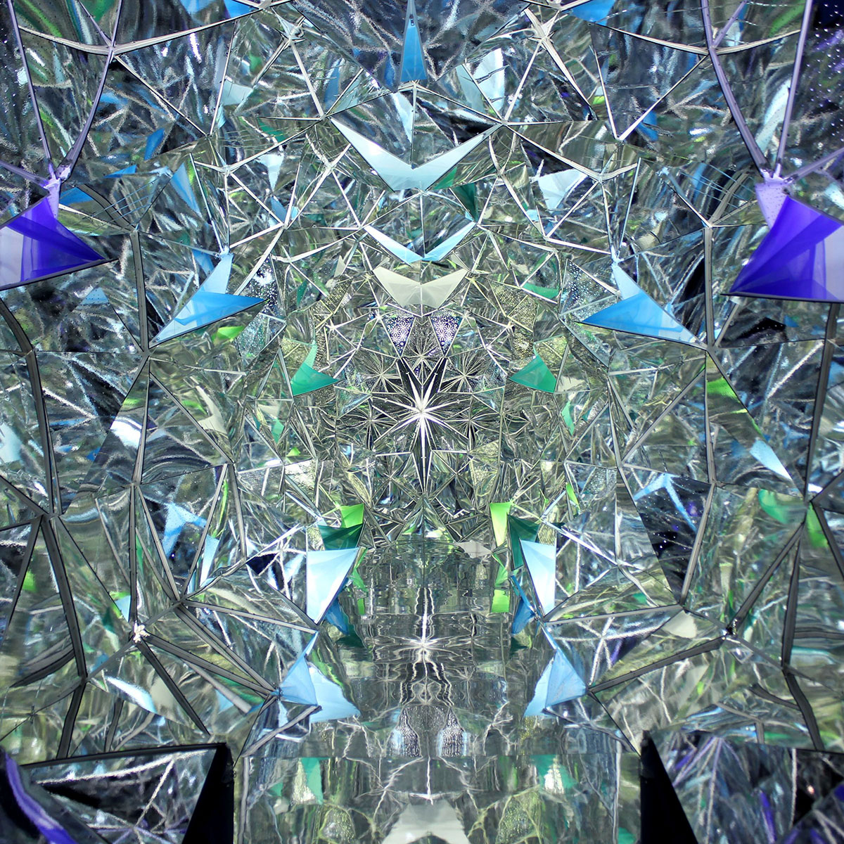 Better than drugs, the kaleidoscopic mirror tunnel