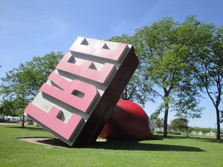 Giant sculptures of everyday objects