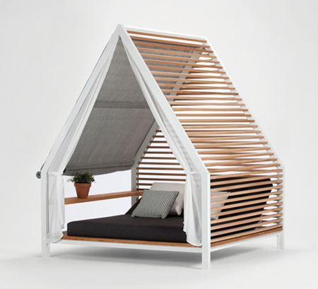 Lounge bed by Patricia Urquiola