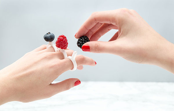 TourDeFork-rethinks-utensils-with-3D-printed-foodie-rings-designboom-05