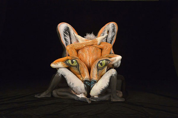 Body paintings that turn the human body into animal wildlife