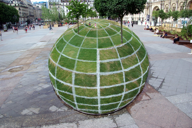 Giant 3D globe1