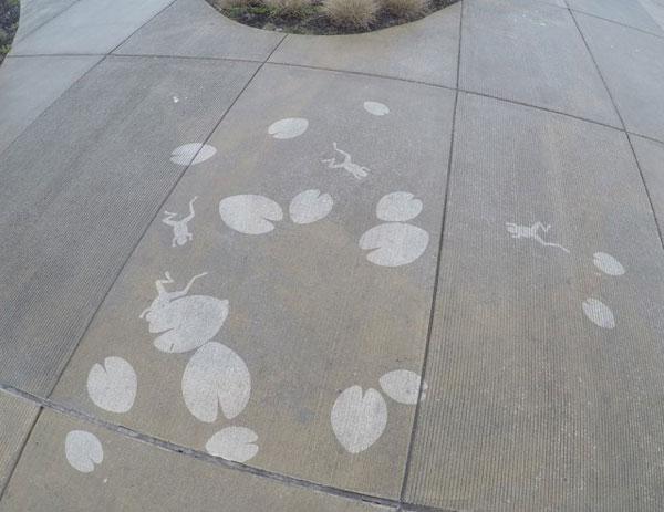 Illustrations-on-Sidewalks-Appear-When-Raining_2-640x494