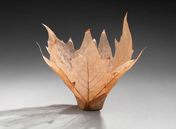 Delicate bowls made of leaves