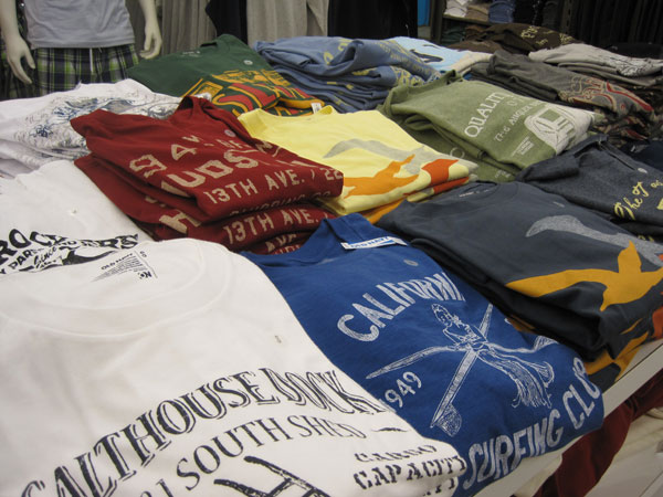 Men's_graphic_T-shirts_at_Old_Navy,_Tanforan