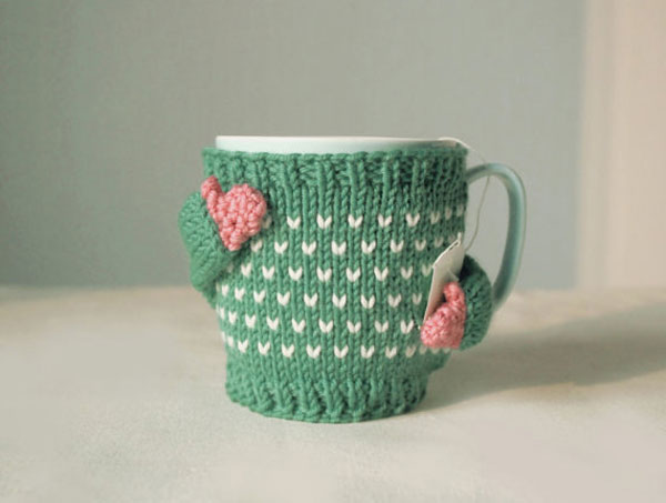 Coffee mugs get hand-knitting sweaters to stay warm