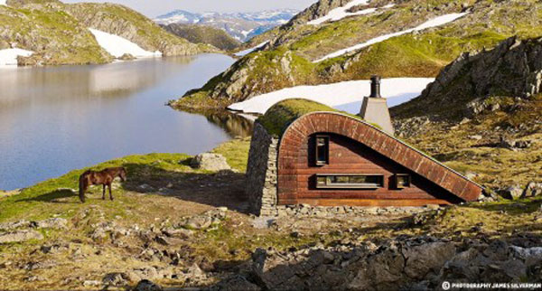 Lakeside lodge that blends in the landscape in Norway