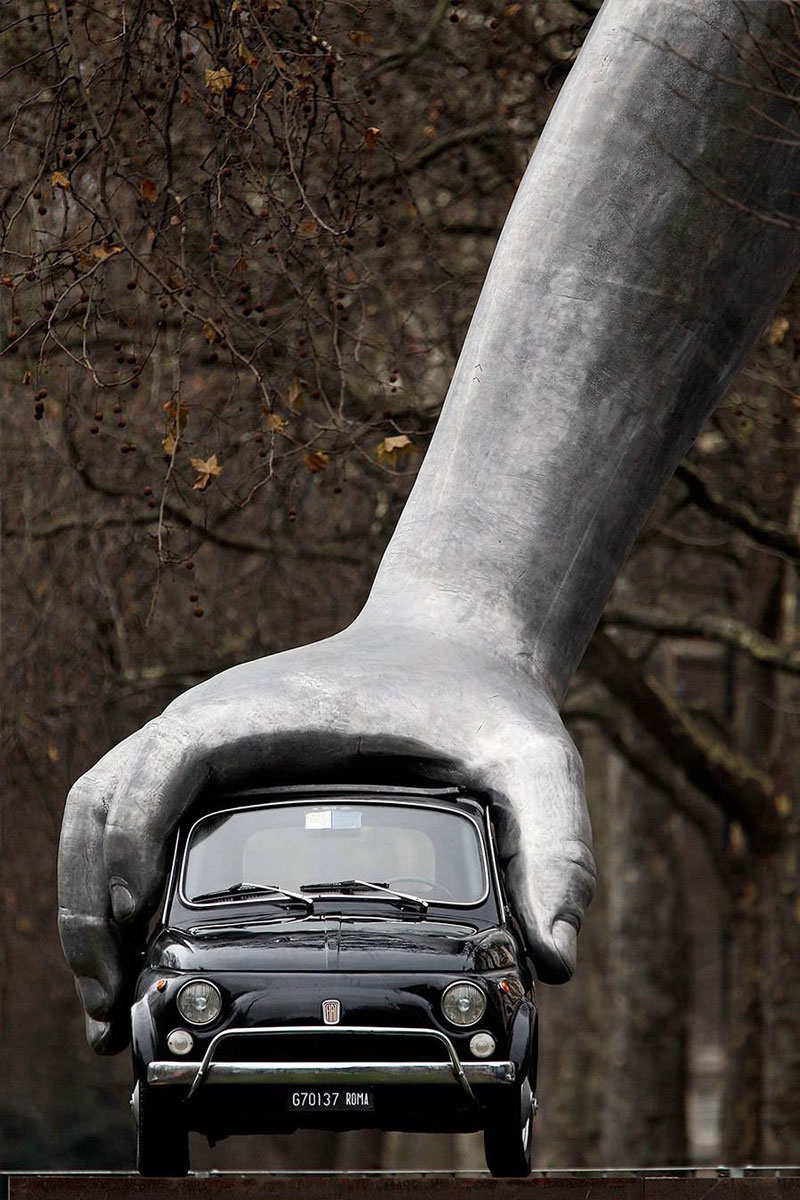 Vroom Vroom: a spectacular sculpture that includes a car by Lorenzo Quinn
