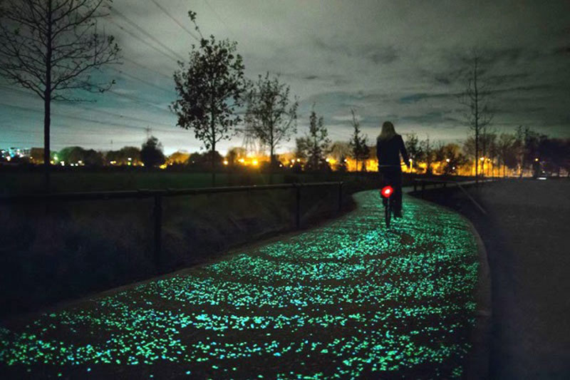 90455-R3L8T8D-650-van-gogh-roosegaarde-glow-in-the-dark-bicycle-path-eindhoven-netherlands-2