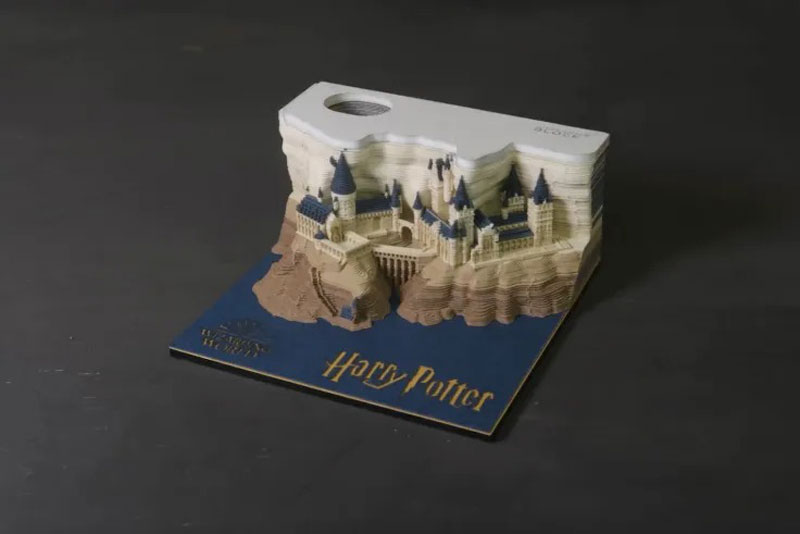 The Harry Potter Notepad That Reveals Poudlard’s Castle As You Use It