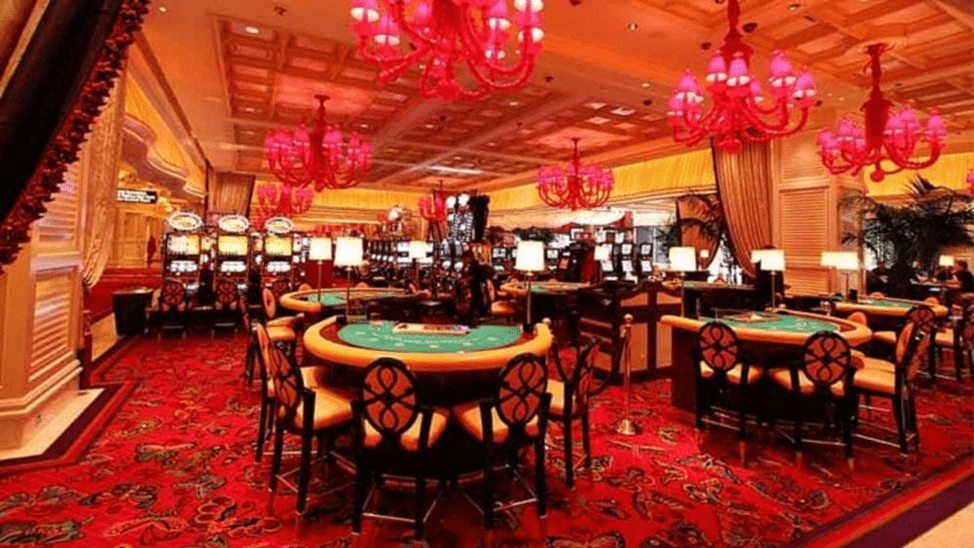 How do designs of casinos attract new customers?